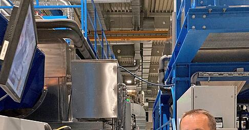 Seit fünf Jahren wird in der Härterei bei Arnold am Standort Dörzbach rund um die Uhr produziert. Thomas Müller kennt alle Prozesse bestens.
Fotos: Stefanie Wahl Seit fünf Jahren wird in der Härterei bei Arnold am Standort Dörzbach rund um die Uhr produziert. Thomas Müller kennt alle Prozesse bestens.
Fotos: Stefanie Wahl