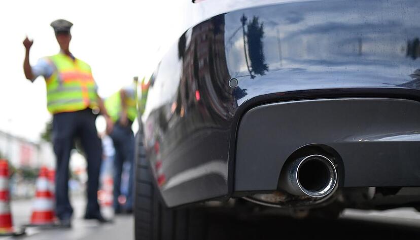 Nicht jeder Autolärm ist legal: Der Grenzwert für Fahrzeuge, die heute in den Verkehr kommen, liegt laut Tüv Nord bei 74 Dezibel im zweiten und dritten Gang. Bei sportlichen Wagen seien bis zu 75 Dezibel erlaubt. Foto: Nicht jeder Autolärm ist legal: Der Grenzwert für Fahrzeuge, die heute in den Verkehr kommen, liegt laut Tüv Nord bei 74 Dezibel im zweiten und dritten Gang. Bei sportlichen Wagen seien bis zu 75 Dezibel erlaubt. Foto: