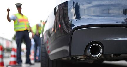 Nicht jeder Autolärm ist legal: Der Grenzwert für Fahrzeuge, die heute in den Verkehr kommen, liegt laut Tüv Nord bei 74 Dezibel im zweiten und dritten Gang. Bei sportlichen Wagen seien bis zu 75 Dezibel erlaubt. Foto: