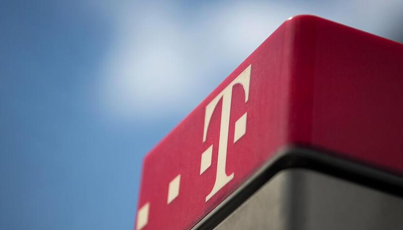 Das Logo der Telekom steht am 20.05.2015 in D&uuml;sseldorf (Nordrhein-Westfalen) auf einem &ouml;ffentlichen Fernsprecher. Die Telekom l&auml;dt am Donnerstag zu ihrer Hauptversammlung nach K&ouml;ln. Foto: Martin Gerten/dpa +++(c) dpa - Bildfunk+++