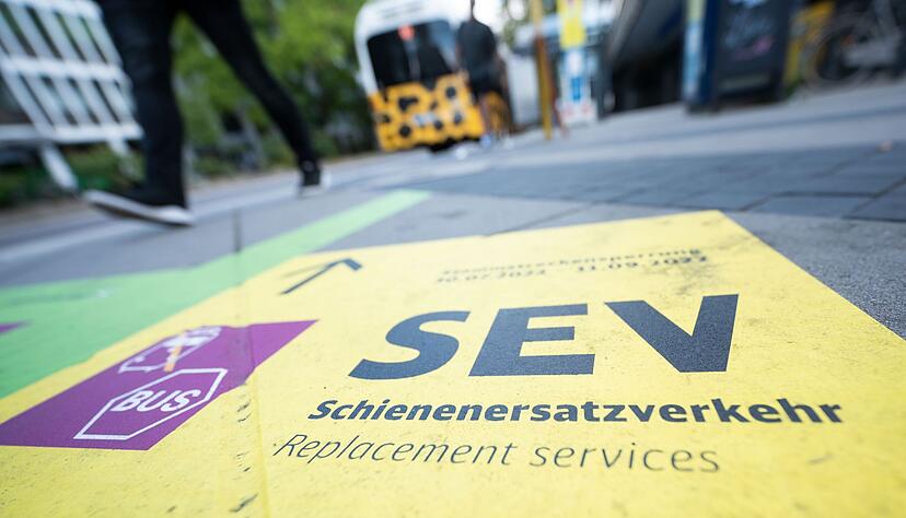 Sechs Wochen lang mussten Pendlerinnen und Pendler auf einer der wichtigsten Stuttgarter S-Bahn-Verbindungen auf Busse ausweichen. Nun sollen auf der S-Bahn-Strecke zwischen dem Stuttgarter Hauptbahnhof und Stuttgart-Vaihingen ab Samstagmorgen wieder S-Bahnen fahren. (Archivbild)