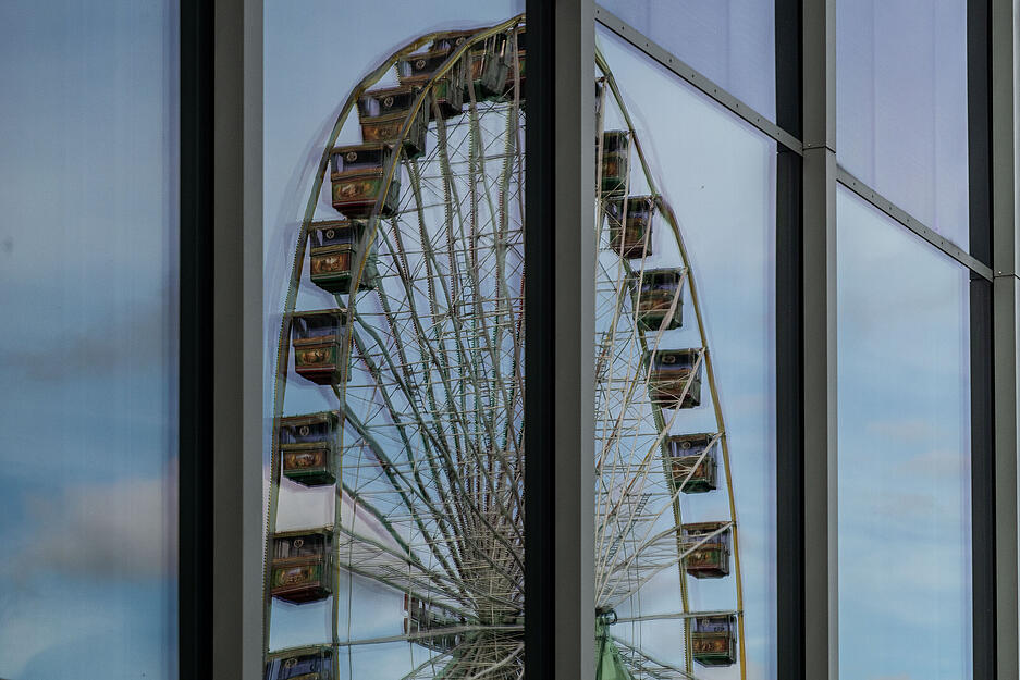 Ein 50 Meter hohes Riesenrad steht seit Mittwoch auf dem Parkplatz am Carmen-Würth-Forum.