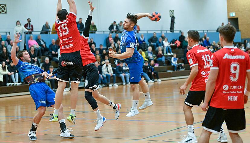 Sven König wird in dieser Szene mit seinem Wurf im Block von Altenheims Oliver Gieringer hängen bleiben. Der TSV Weinsberg ging in der heimischen Weibertreuhalle zu sorglos mit seinen Chancen um. Sven König wird in dieser Szene mit seinem Wurf im Block von Altenheims Oliver Gieringer hängen bleiben. Der TSV Weinsberg ging in der heimischen Weibertreuhalle zu sorglos mit seinen Chancen um.