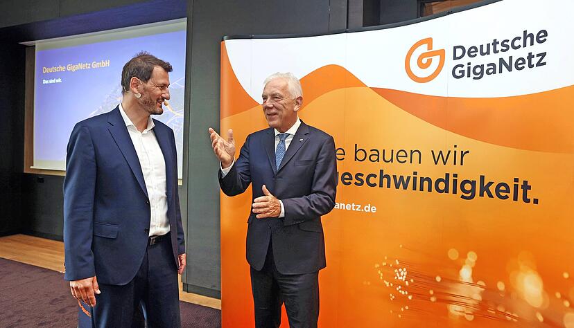 Wolfram Thielen (l.) im Gespräch mit Harry Mergel. Der Geschäftsführer der Deutsche Giganetz erhofft sich Unterstützung vom Oberbürgermeister. Foto: Archiv