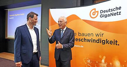 Wolfram Thielen (l.) im Gespräch mit Harry Mergel. Der Geschäftsführer der Deutsche Giganetz erhofft sich Unterstützung vom Oberbürgermeister.
Foto: Archiv/Seidel