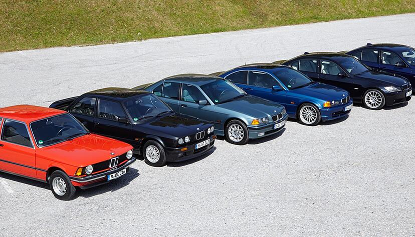 Ahnengalerie: Ein roter E21 aufgereiht mit seinen Nachfolgern, bei denen die E30 Baureihe (rechts daneben) zu den beliebtesten zählt. Ahnengalerie: Ein roter E21 aufgereiht mit seinen Nachfolgern, bei denen die E30 Baureihe (rechts daneben) zu den beliebtesten zählt.