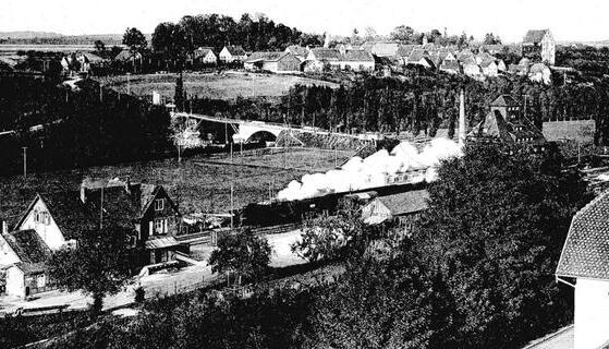 Der Bahnhof im Jahr 1946, während eine Dampflok einfährt. Im Hintergrund die zerstörte Kocherbrücke mit Fußgängernotsteg.Foto: Archiv/Jahrbuch Verlag Weinsberg Der Bahnhof im Jahr 1946, während eine Dampflok einfährt. Im Hintergrund die zerstörte Kocherbrücke mit Fußgängernotsteg.Foto: Archiv/Jahrbuch Verlag Weinsberg