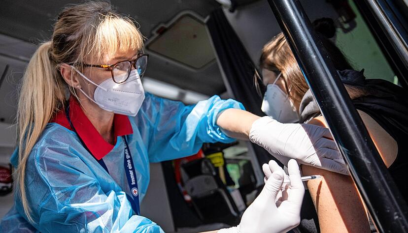 Mobile Impfteams sind vor allem bei öffentlichen Veranstaltungen im Einsatz. Aber auch Pflegeheime können die Mediziner anfordern, vor Ort gegen Corona zu impfen.
Foto: dpa
