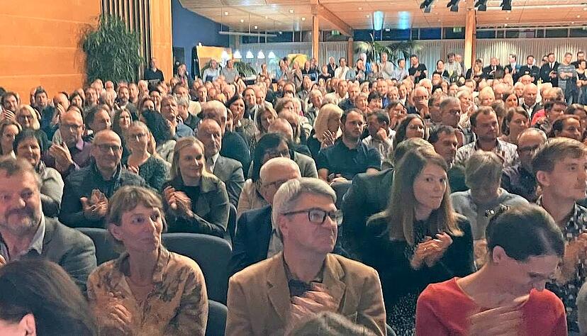 Die Öhringer Kultura ist bei der öffentlichen Gemeinderatssitzung am Montag voll besetzt. Einziger Tagesordnungspunkt: Die Amtseinsetzung von Patrick Wegener.
