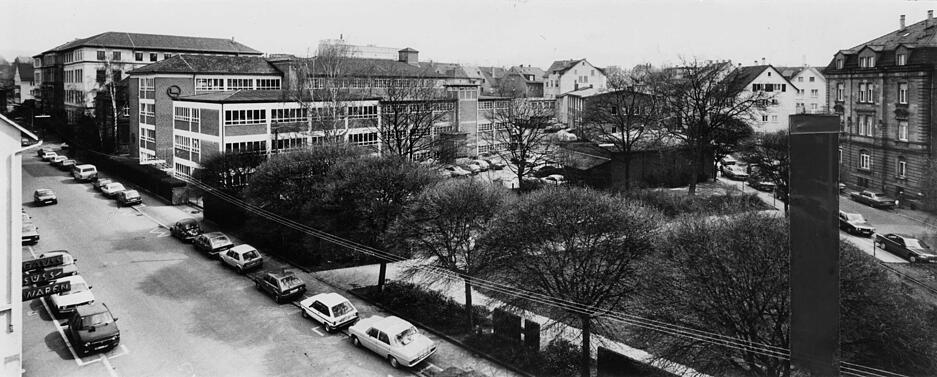 Das Heilbronner Unternehmen Kuvert-Mayer produziert auf dem Anwesen in der Bismarckstra&szlig;e bis 1991 Briefh&uuml;llen. Rechts f&uuml;hrt die Herbststra&szlig;e entlang der kleinen Gr&uuml;nfl&auml;che, im Vordergrund ist die Bismarckstra&szlig;e sichtbar. Aufnahme aus dem Jahr 1984.
