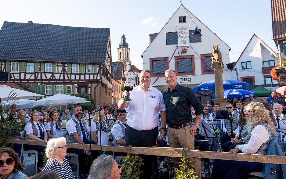 Florian Diefenbach, Vorsitzender des Festvereins (links) und Bürgermeister Uwe Mosthaf eröffnen das 47. Erlenbacher Weinfest.