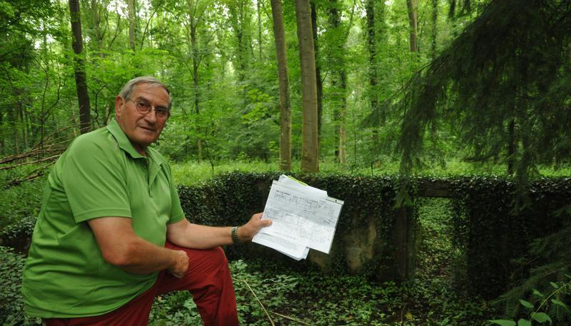 J&uuml;rgen Kobold vor den Ruine der alten Radarstation.