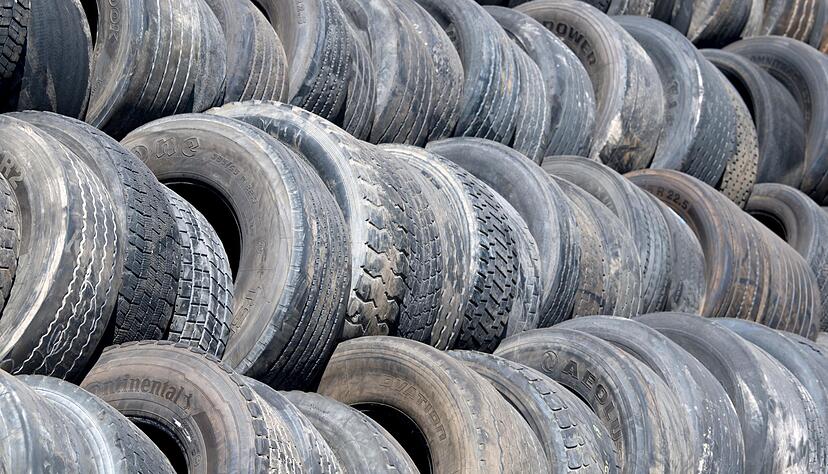 Altreifen sind in den vergangenen Tagen auf einem Feldweg bei Bad Rappenau entsorgt worden.