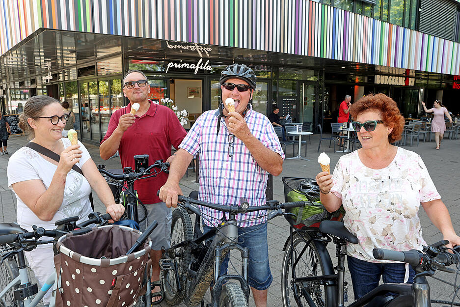 Hitze und wärmster Tag des Jahres. v.L. Ruth Frank, Harald Betz, Andreas Frank und Karin Betz während einer Radfahrpause an der Neckarmeile