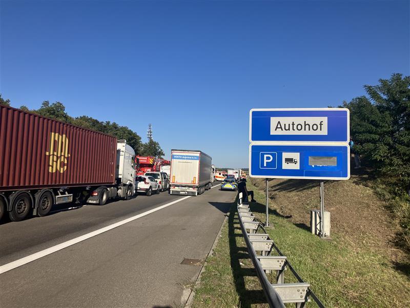 Die Strecke auf der A6 ist nach dem tödlichen Unfall zwischen Sinsheim-Steinsfurt und Bad Rappenau in Richtung Nürnberg gesperrt.