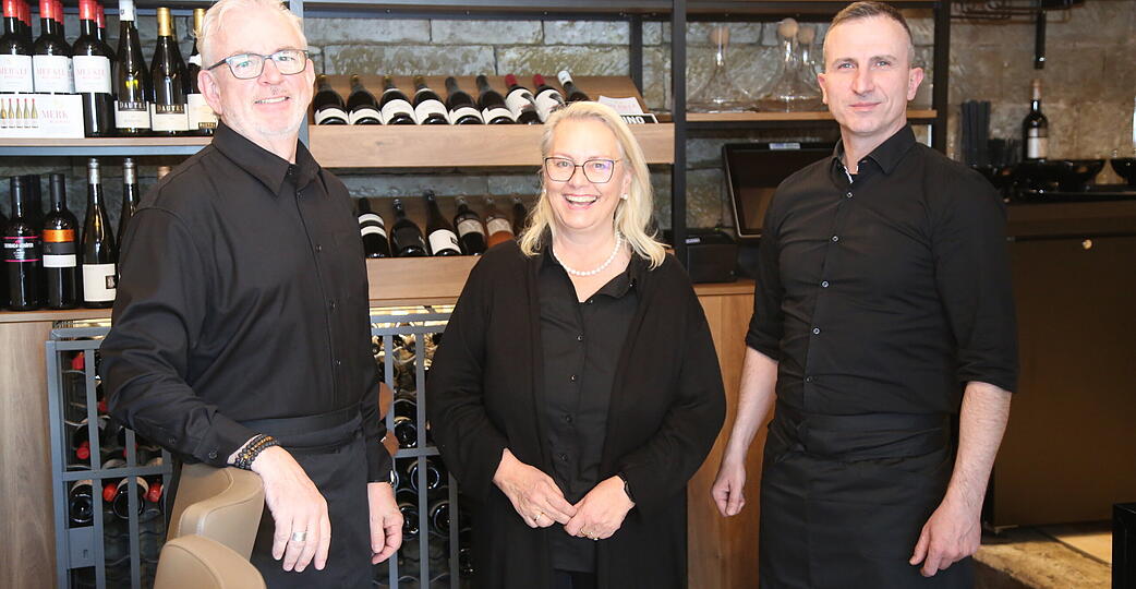 Betreiber der Vinothek &bdquo;Vino 1851&ldquo; in G&uuml;glingen: Johannes Henrich, Petra Suchanek-Henrich und Denis Kragovic (v. l. n. r.)