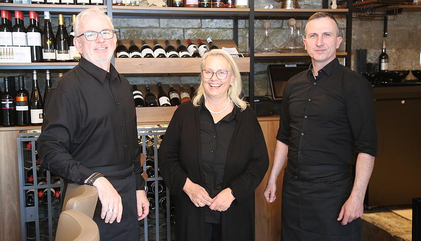 Betreiber der Vinothek &bdquo;Vino 1851&ldquo; in G&uuml;glingen: Johannes Henrich, Petra Suchanek-Henrich und Denis Kragovic (v. l. n. r.)