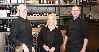 Betreiber der Vinothek &bdquo;Vino 1851&ldquo; in G&uuml;glingen: Johannes Henrich, Petra Suchanek-Henrich und Denis Kragovic (v. l. n. r.)