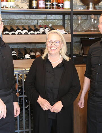 Betreiber der Vinothek &bdquo;Vino 1851&ldquo; in G&uuml;glingen: Johannes Henrich, Petra Suchanek-Henrich und Denis Kragovic (v. l. n. r.)