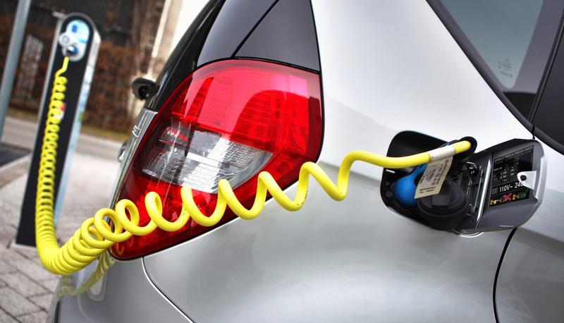 Wenn es nach der Verwaltung geht, k&ouml;nnen Nutzer des Eppinger Parkhauses Elektroautos k&uuml;nftig im ersten Geschoss aufladen.

Foto: dpa