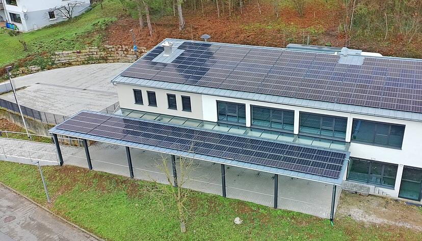 Mit der Winiziohalle ist ein erstes Dach auf kommunalen Gebäuden mit einer Photovoltaik-Anlage ausgestattet – es müssen mehr werden.