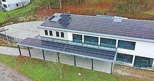 Mit der Winiziohalle ist ein erstes Dach auf kommunalen Geb&auml;uden mit einer Photovoltaik-Anlage ausgestattet &ndash; es m&uuml;ssen mehr werden.