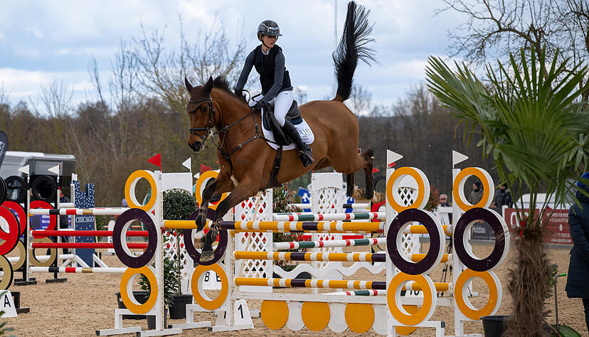 Noch nicht gelandet, schon richtet sich der Blick auf das n&auml;chste Hindernis: Gina-Sophia Giordani vom RC G&uuml;glingen mit Contreux im M**-Springen.