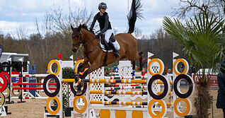Noch nicht gelandet, schon richtet sich der Blick auf das n&auml;chste Hindernis: Gina-Sophia Giordani vom RC G&uuml;glingen mit Contreux im M**-Springen.