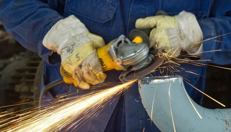 Metallarbeiter in einer Roh&ouml;lverarbeitungsanlage: Die Metall-Tarifverhandlungen gehen in die zweite Runde. Foto: Patrick Pleul/Archiv