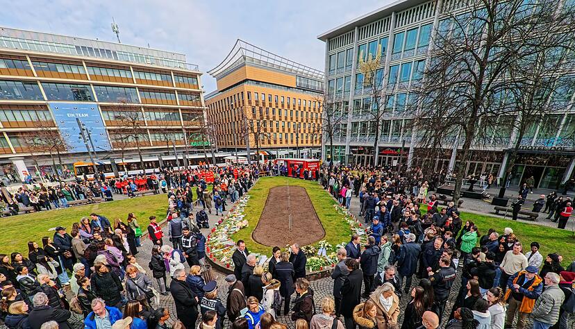 Rund 1.500 Menschen kamen zum interreligi&ouml;sen Gebet in Mannheim, um der Opfer der Todesfahrt vor einer Woche zu gedenken.