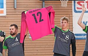 Die Willsbacher Simon K&ouml;der und Robert Kasperzak halten das Trikot des verletzten Torh&uuml;ters Miguel Gebhardt in die H&ouml;he, rechts klatscht Abteilungsleiter Marvin Schiedt.
Fotos: Andreas Veigel