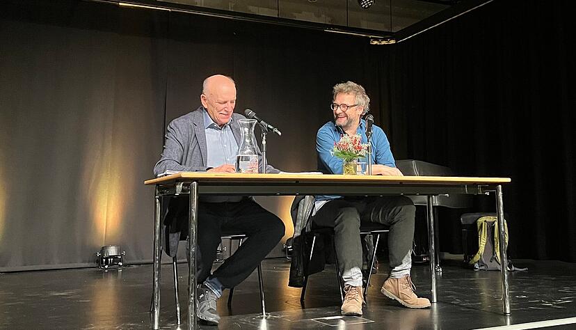 Vorbereitung ist in seinem Beruf enorm wichtig, erklärt Kriegsreporter Wolfgang Bauer (rechts) den Zuschauern und Moderator Ralf Roschlau (links)