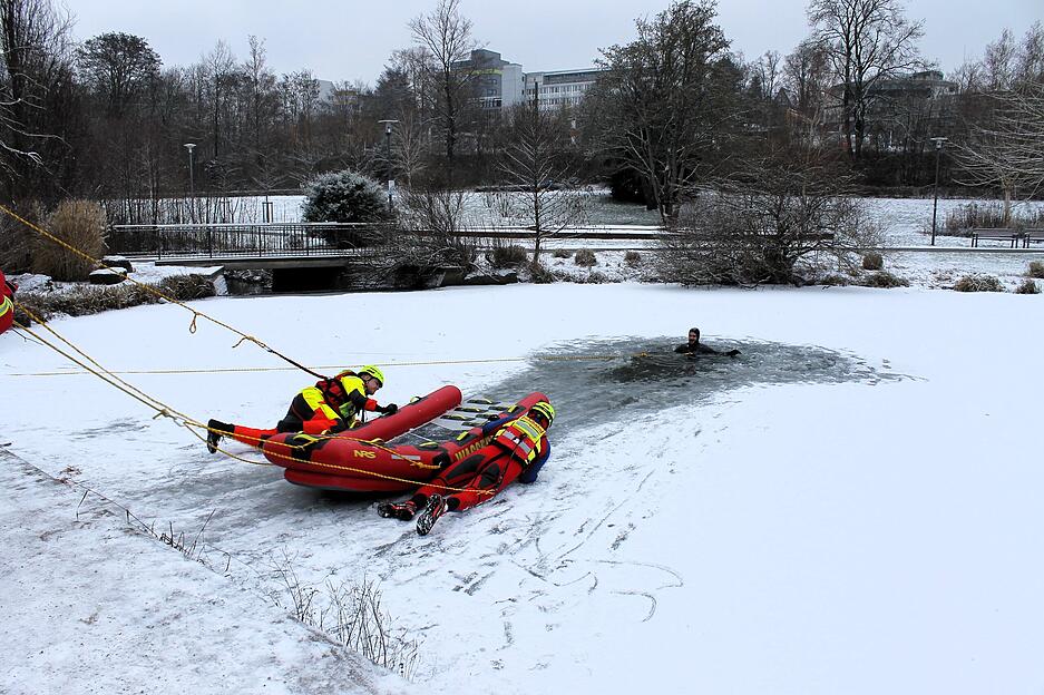 Die DLRG-Ortsgruppe Bad Rappenau simuliert deshalb eine Eisrettung, um im Ernstfall helfen zu k&ouml;nnen.