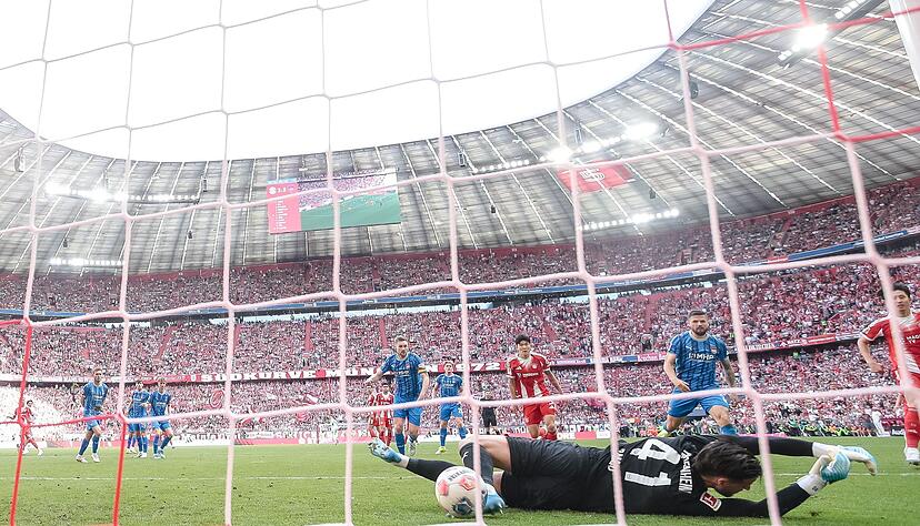 Nach dem Schuss von Michael Olise prallt der Ball vom Pfosten an den Fu&szlig; von Heidenheims Torwart Diant Ramaj und von dort zum 3:3 ins Tor.