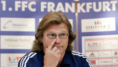 Frankfurts Trainer Hans-Jürgen Tritschoks bei einer Pressekonferenz.