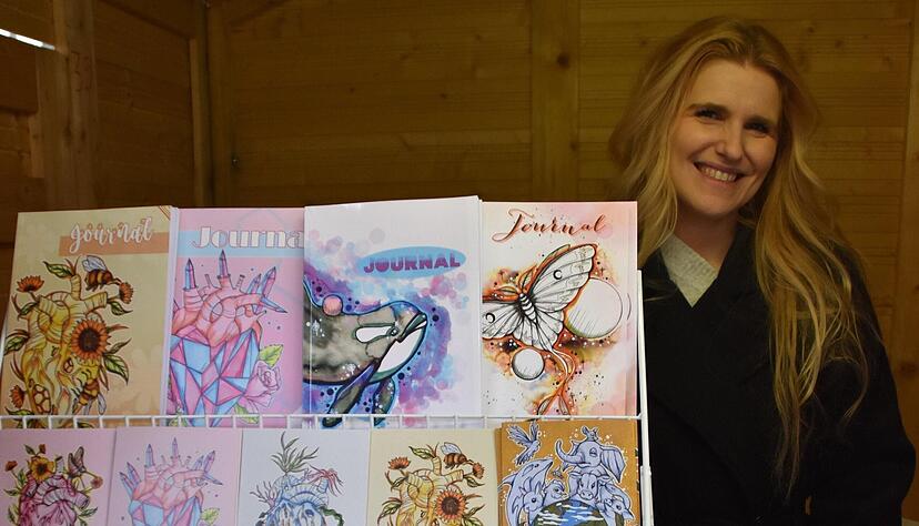 Tamara Jenke malt &bdquo;zum Ausgleich&ldquo; coole Comicfiguren, die sie zum Beispiel auf Gru&szlig;karten druckt.