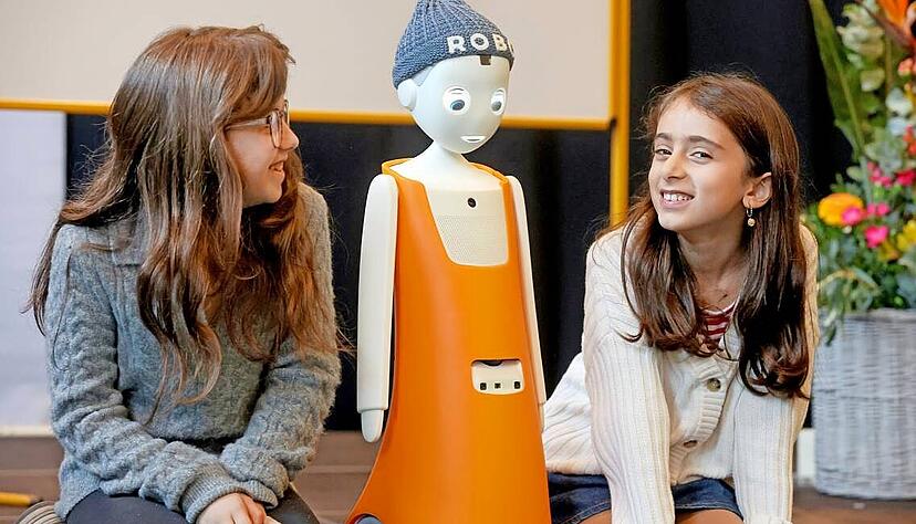 Robo Roboter hilft Kindern in der Wartbergschule Heilbronn im Unterricht. Robo Roboter hilft Kindern in der Wartbergschule Heilbronn im Unterricht.