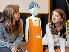 Robo Roboter hilft Kindern in der Wartbergschule Heilbronn im Unterricht.