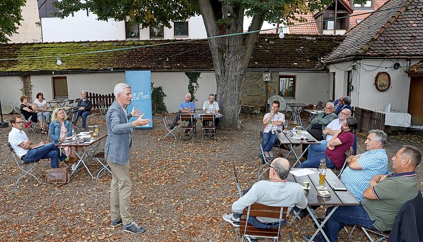 Gesprächsrunde mit Abstand: Im Rahmen der Neckarsulm-Schwerpunktwoche hat sich Chefredakteur Uwe Ralf Heer mit Lesern unserer Zeitung im Hitzfelder unterhalten.
Fotos: Ralf Seidel, Stadt Neckarsulm