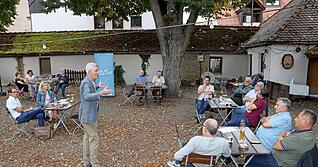 Gesprächsrunde mit Abstand: Im Rahmen der Neckarsulm-Schwerpunktwoche hat sich Chefredakteur Uwe Ralf Heer mit Lesern unserer Zeitung im Hitzfelder unterhalten.
Fotos: Ralf Seidel, Stadt Neckarsulm