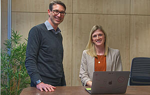 Felix Spitznagel, Gesch&auml;ftsf&uuml;hrer der IT-Beratung XL2 in Heilbronn, mit seiner Mitarbeiterin Paula Modesti.