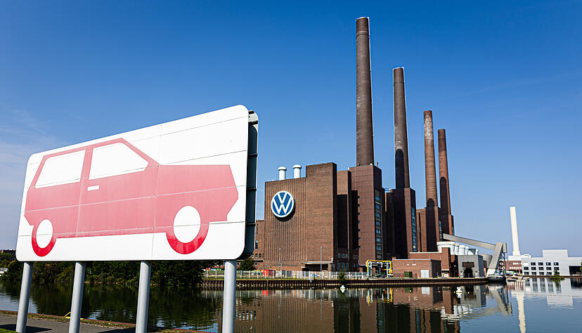 Ein Blick aufs VW-Stammwerk in Wolfsburg. Bei Volkswagen sind nun bereits im nächsten Jahr betriebsbedingte Kündigungen möglich, falls keine Einigung gefunden wird.