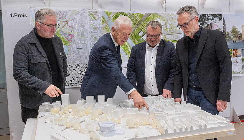 Oliver Toellner (v.l.), Oberb&uuml;rgermeister Harry Mergel, Andreas Ringle und Patrik Henschel stellen den Siegerentwurf vor.