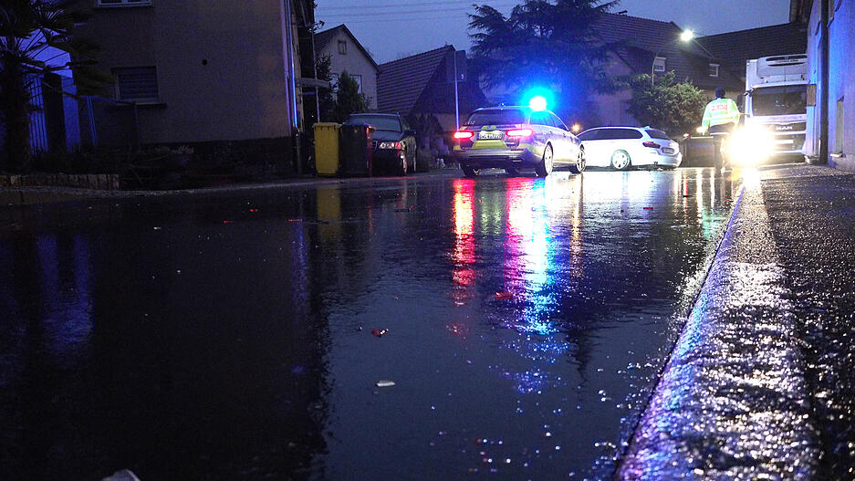 In der Nacht war Regen auf den gefrorenen Boden getroffen. Das hatte für überfrierende Nässe gesorgt.