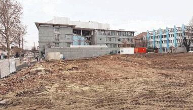 Auf dem freigeräumten Grundstück neben der Volksbank (links) beginnen bald die Arbeiten für den weiteren Bau der genossenschaftlichen Bank.Foto: Andreas Veigel