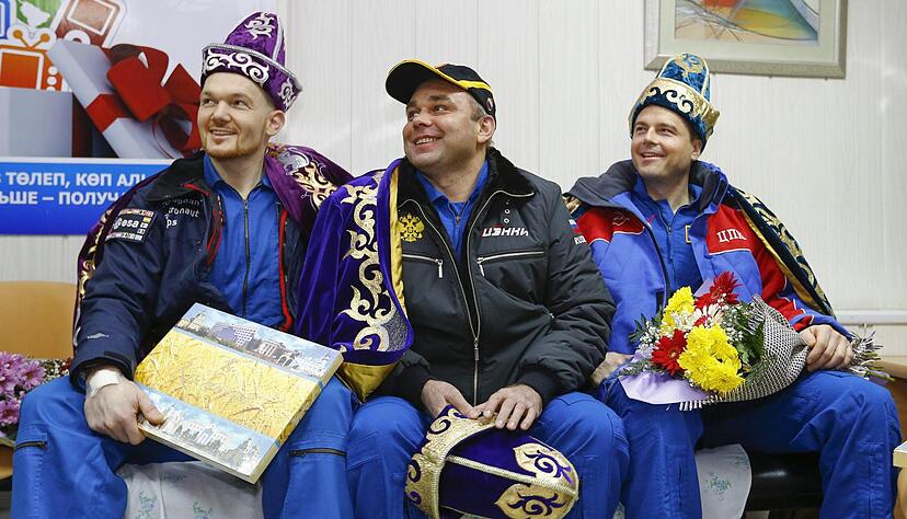 Alexander Gerst , Maxim Surayev und Reid Wiseman nach ihrer Landung.