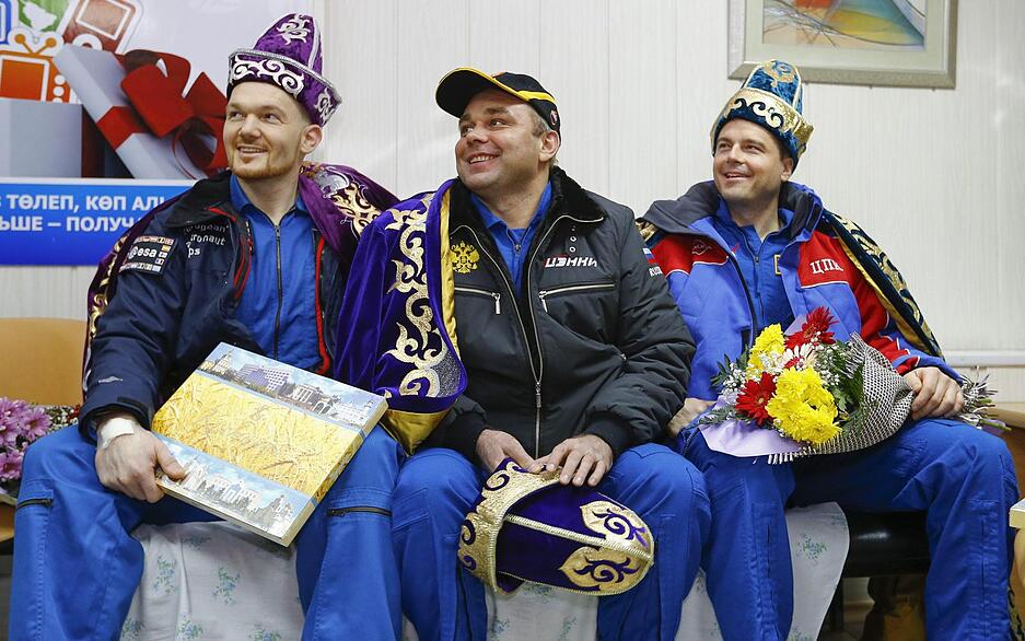 Alexander Gerst , Maxim Surayev und Reid Wiseman nach ihrer Landung.