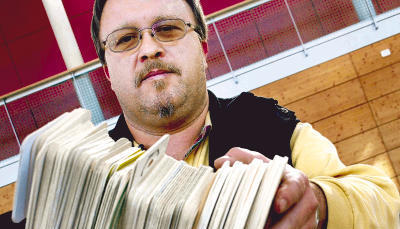 Thomas Ertl ist stolz auf seine Bierdeckel-Sammlung. Und wehe, es will jemand seine Steuererklärung darauf machen - das sieht er gar nicht gern.Foto: Adrian Hoffmann Thomas Ertl ist stolz auf seine Bierdeckel-Sammlung. Und wehe, es will jemand seine Steuererklärung darauf machen - das sieht er gar nicht gern.Foto: Adrian Hoffmann