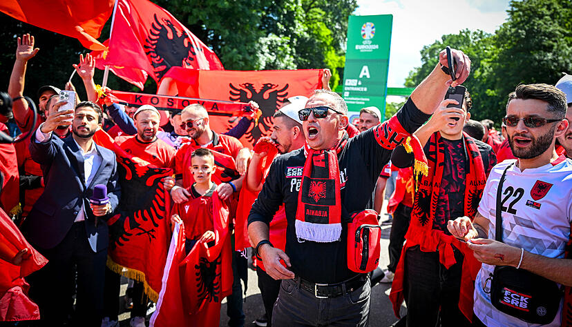 Albanische Fans feiern in Hamburg. Im Netz geht ein Video rum, auf dem ein Polizist mittanzt. Albanische Fans feiern in Hamburg. Im Netz geht ein Video rum, auf dem ein Polizist mittanzt.