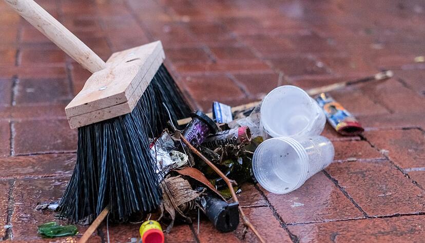 Nach dem Feiern geh&ouml;rt das Aufr&auml;umen dazu: Reste und abgebrannte Feuerwerksk&ouml;rper sollten zeitnah im Restm&uuml;ll entsorgt werden.